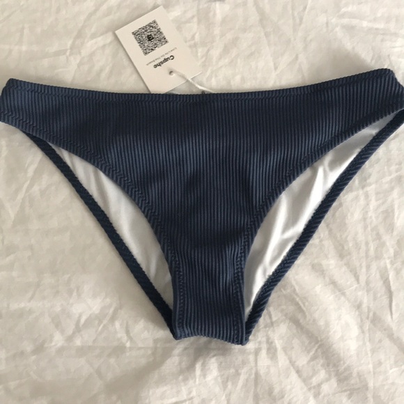 Bikini - Picture 3 of 4